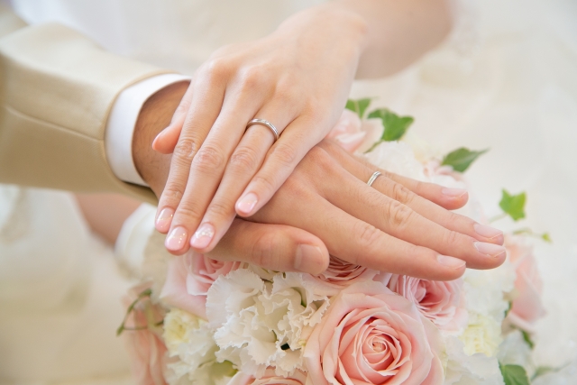 結婚指輪をはめた夫婦の手